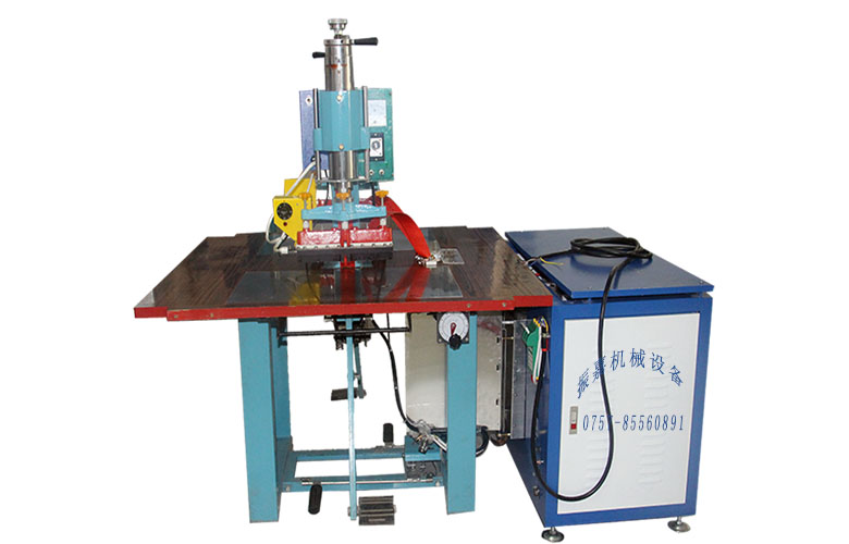 雙頭高周波熔接機(jī)實(shí)景圖 雙頭高周波熔接機(jī)實(shí)景圖